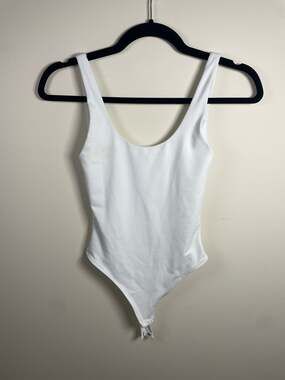 Aritzia Babaton Contour Scoopneck Bodysuit White XS
